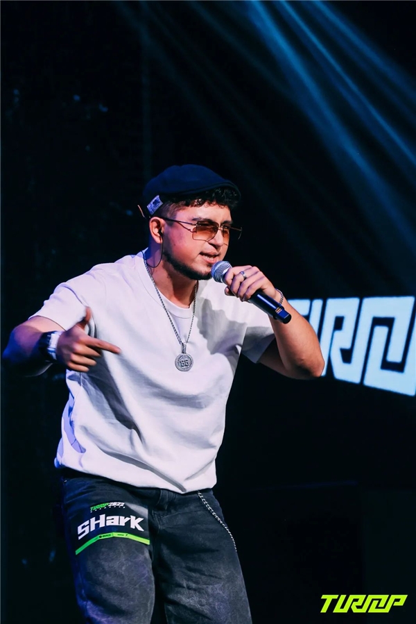 爱游戏官网-芝加哥公牛训练开放日，今晨防线松动引欢呼，德甲在即，身体对抗强度拉满的简单介绍